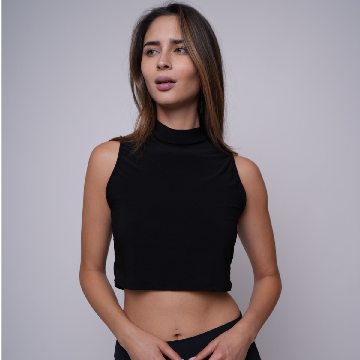 Crop Top Cuello Alto Negro